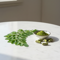 Frische Moringa Blätter und Pulver für einen Gesundheitsguide