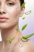 Nahaufnahme einer jungen Frau mit makelloser Haut, umgeben von Aloe Vera Blättern, Wassertröpfchen und grünen Blättern für natürliche Hautpflege